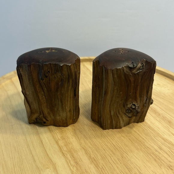 Vintage Rustic Wood Log Salt Pepper Shakers Cabin Mountain Decor Handcrafted - Picture 1 of 8